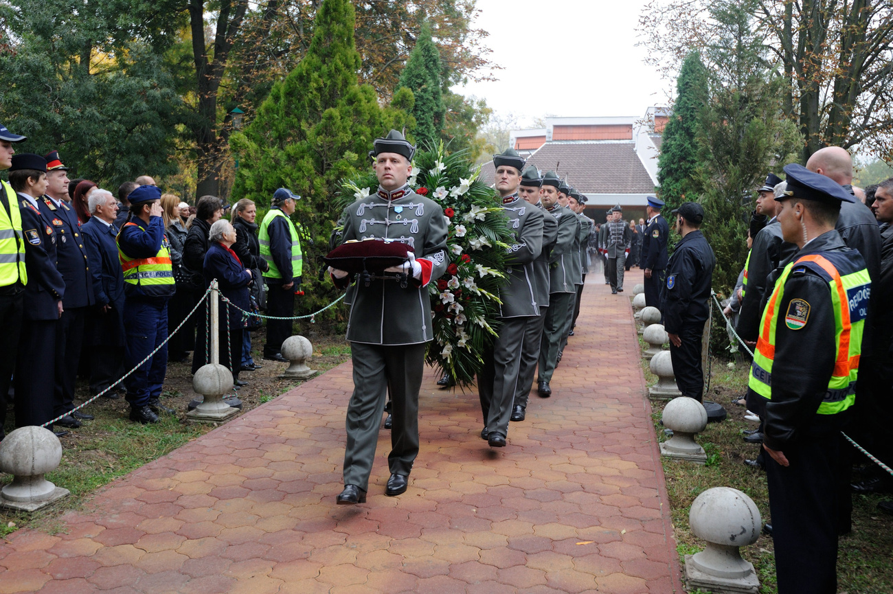 A Készenléti Rendőrség díszszázadának tagjai állnak őrséget a 2012. október 11-én Apátfalván hősi halált halt bajtársuk Kenéz Imre koporsójánál