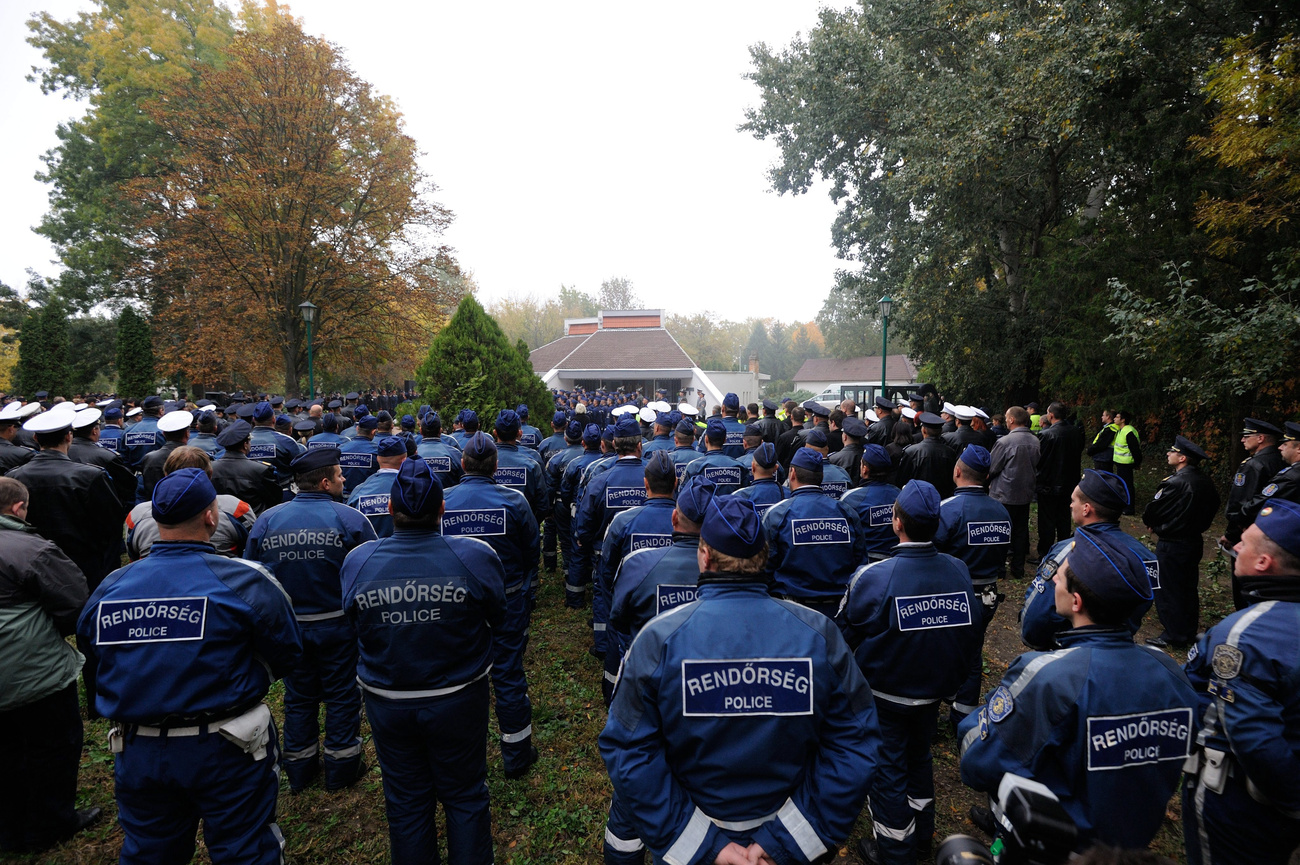A Készenléti Rendőrség díszszázadának tagjai állnak őrséget a 2012. október 11-én Apátfalván hősi halált halt bajtársuk Kenéz Imre koporsójánál