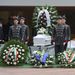 A Készenléti Rendőrség díszszázadának tagjai állnak őrséget a 2012. október 11-én Apátfalván hősi halált halt bajtársuk Kenéz Imre koporsójánál