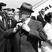 Évekkel később, 1979. május 30-án Kádár János megigazítja a nyakkendőjét, Brezsnyev érkezésére várva