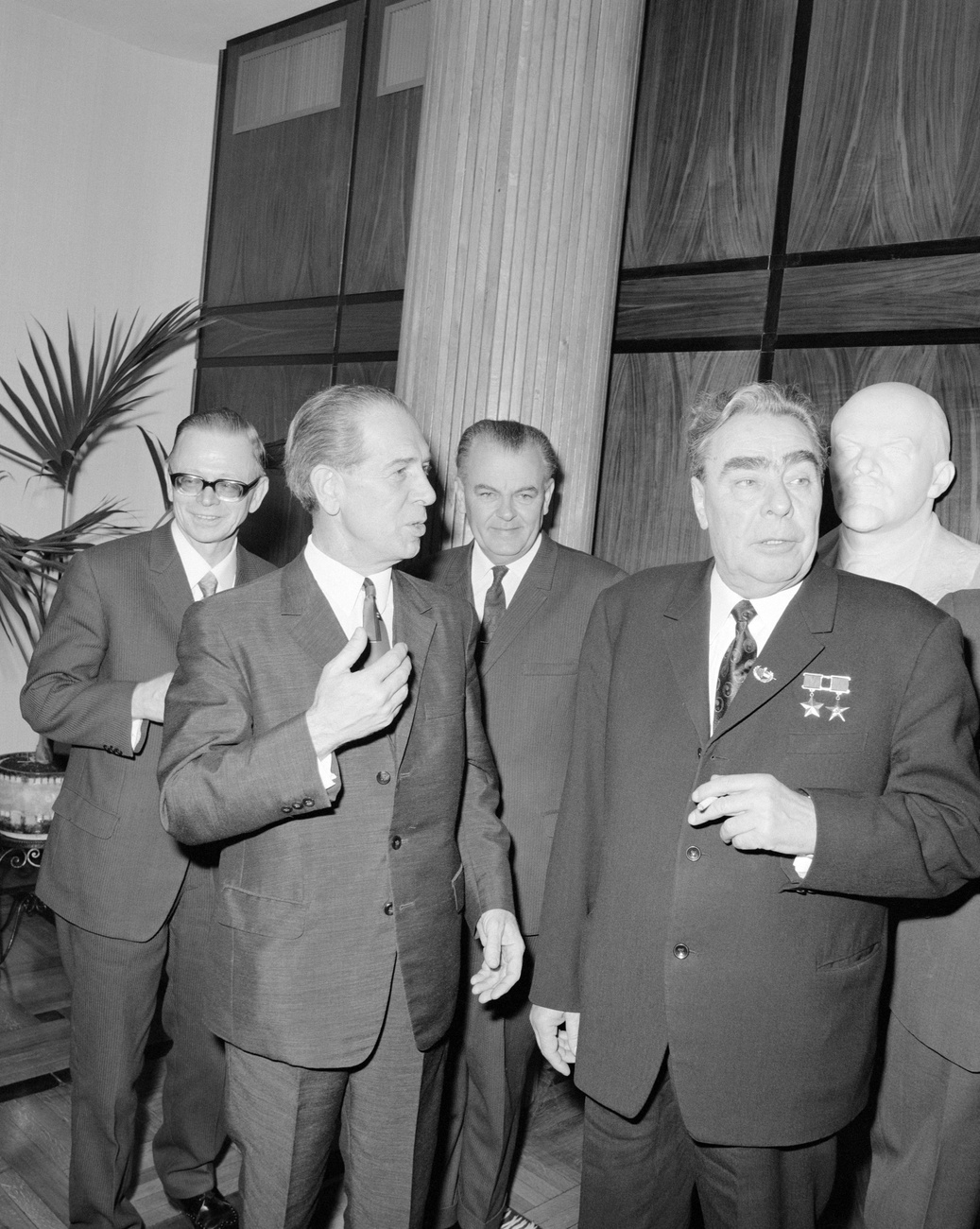 Évekkel később, 1979. május 30-án Kádár János megigazítja a nyakkendőjét, Brezsnyev érkezésére várva