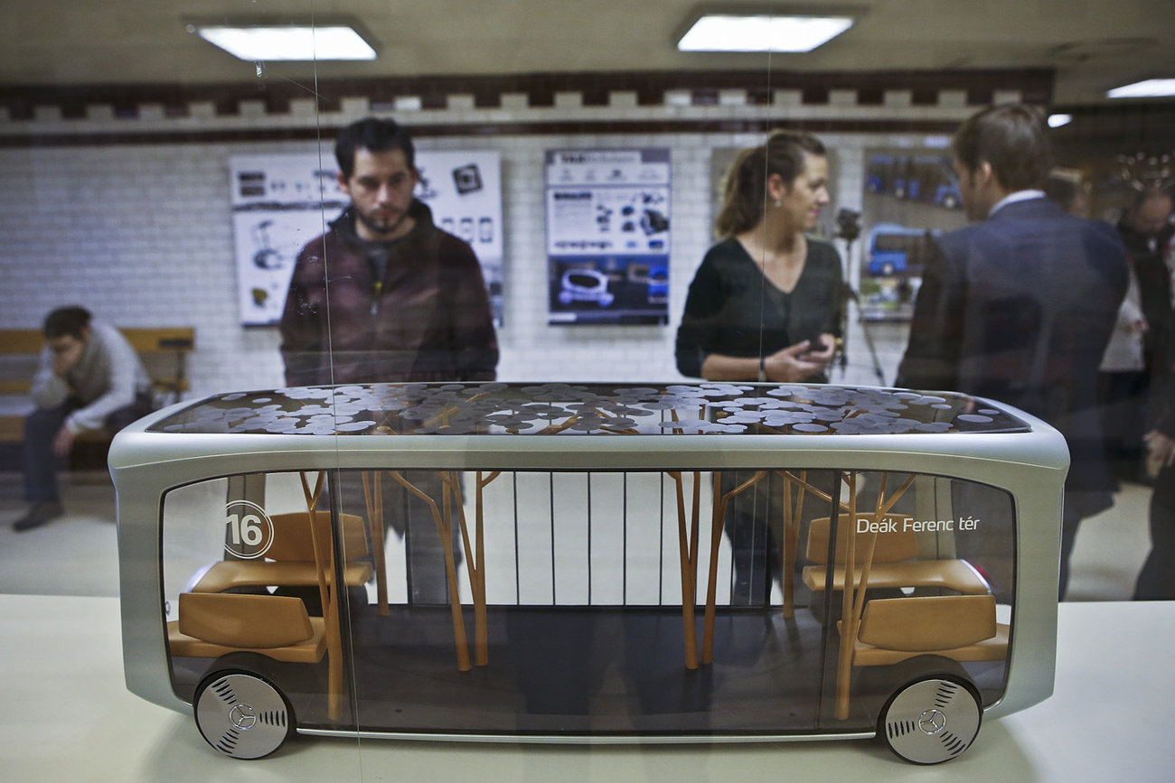 A háttérben Ruppert Dániel futurisztikus, vezető nélküli taxija, amit a korai autók és hintók inspiráltak, valamint a Setra támogatásával készült kisbusz koncepció (Várdai Péter).