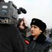 Pásztorné Kovács Ágnes, a Jász-Nagykun-Szolnok Megyei Rendőr-főkapitányság sajtószóvivője nyilatkozik két összeroncsolódott jármű közelében