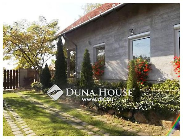 14 900 000 Ft-ból 150 négyzetméteres, 5+2 szobás ház. A fennmaradó 12 millióból még vehetne az állam egy közösségi házat a Máltai szeretetszolgálatnak.