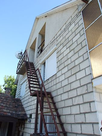 14 900 000 Ft-ból 150 négyzetméteres, 5+2 szobás ház. A fennmaradó 12 millióból még vehetne az állam egy közösségi házat a Máltai szeretetszolgálatnak.