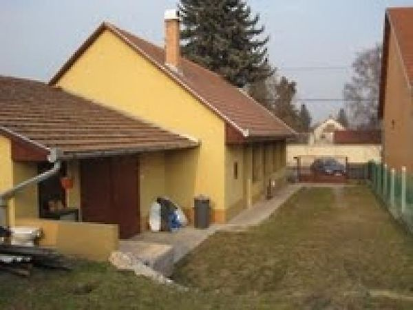 14 900 000 Ft-ból 150 négyzetméteres, 5+2 szobás ház. A fennmaradó 12 millióból még vehetne az állam egy közösségi házat a Máltai szeretetszolgálatnak.