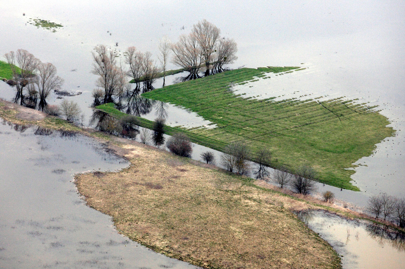 Egy tábla teteje látszik csak ki a Kerka áradása miatt víz alatt álló területen a Zala megyei Kerkaszentkirályon