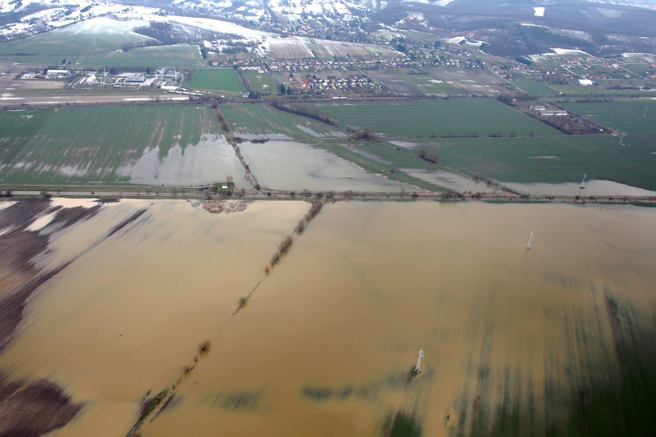 Egy tábla teteje látszik csak ki a Kerka áradása miatt víz alatt álló területen a Zala megyei Kerkaszentkirályon