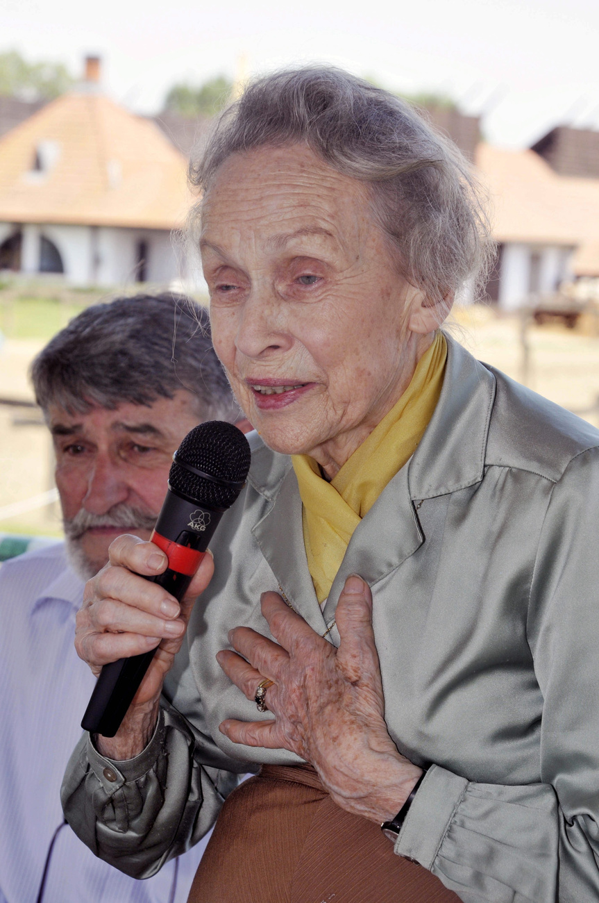 Horthy Istvánné, gróf Edelsheim-Gyulai Ilona köszönti Kenderesen az Egyesült Magyar Ifjúság háromnapos táborának a résztvevőit, 2009. június 19-én.