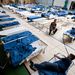 Önkénteseknek kialakított ideiglenes szálló Győrben az egyetemi kis sportcsarnokban 