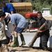 Gátépítők dolgoznak egy ellennyomó medence építésén Táton az Esztergomi úton 2013. június 9-én ahol az áradó Duna miatt végeznek árvízvédelmi munkálatokat.