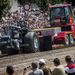 A holland Terminator nevű versenytraktor húzza a súlygépet a Traktorhúzó Európa Kupa Super Stock kategóriájának kvalifikációs futamában Hajdúböszörményben 2013. augusztus 17-én.