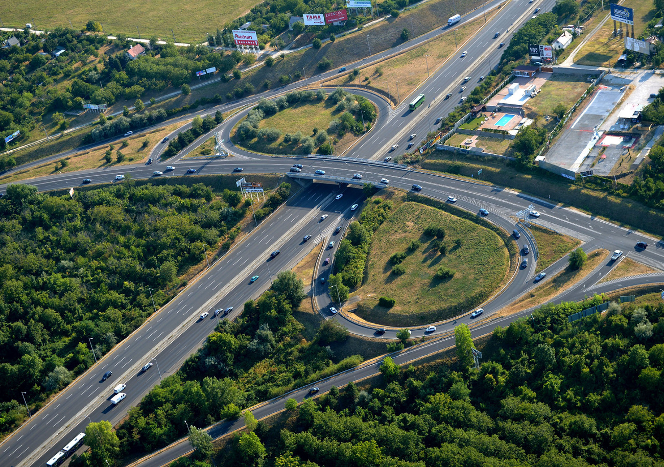 Közlekedési csomópont  az M0-s és a 11-es főút találkozásánál Budakalásznál