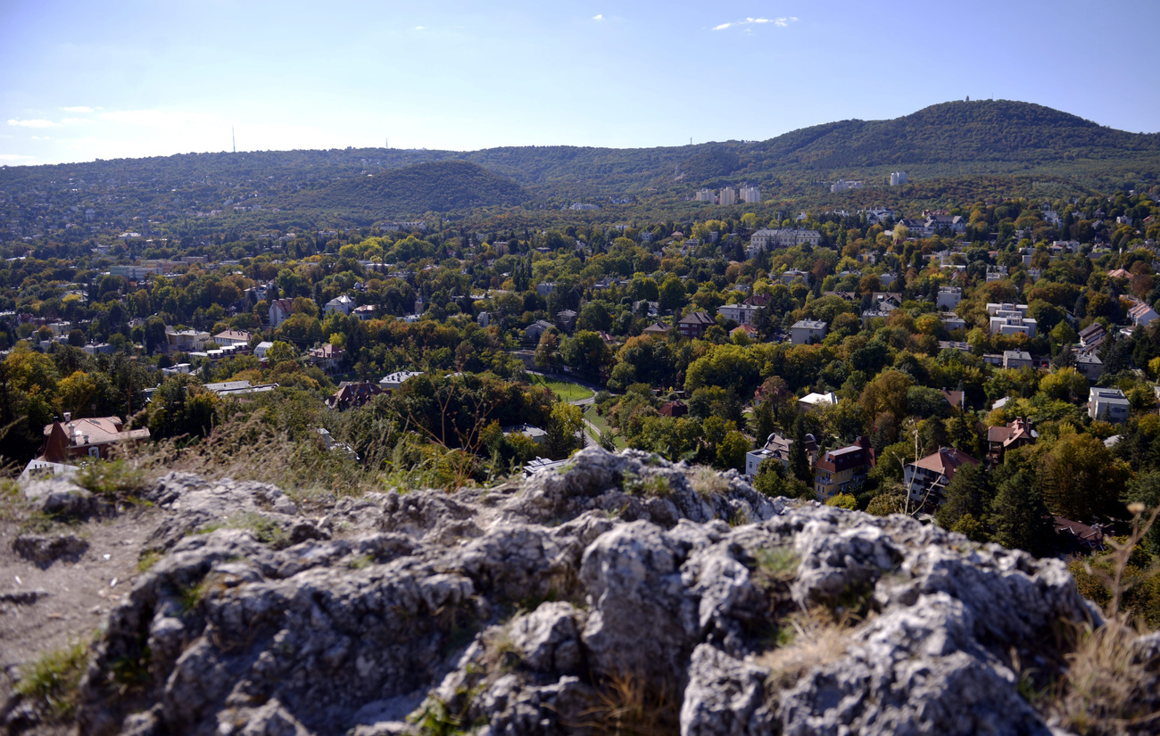Pasarét és a Budai-hegység látképe az Apáthy-szikla felől 