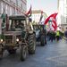 A tüntetők a Nádor utcából, két traktor felvezetésével elindultak a Deák térre, hogy csatlakozzanak a Jobbik rendezvényéhez.