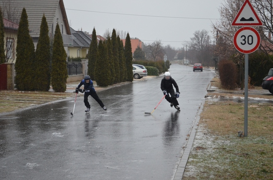 Az Andrássy utat takarítják az FKF emberei. Küldjenek nekünk képeket a jéghelyzetről a kep@mail.index.hu címre!