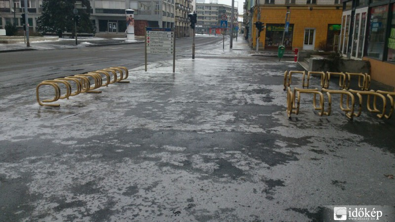 Az Andrássy utat takarítják az FKF emberei. Küldjenek nekünk képeket a jéghelyzetről a kep@mail.index.hu címre!
