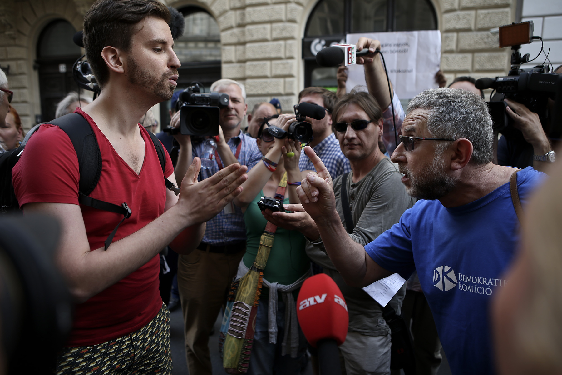 A Szabadság téren Vadai Ágnes beszélt. Szerinte Magyarország polgárai nem hibásak azért, ami 70 éve történt, de felelősek azért, hogy azt ne lehessen meghamisítani.