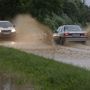 Autók haladnak a Zala megyei Letenye és Tornyiszentmiklós közötti vízzel borított úton 
