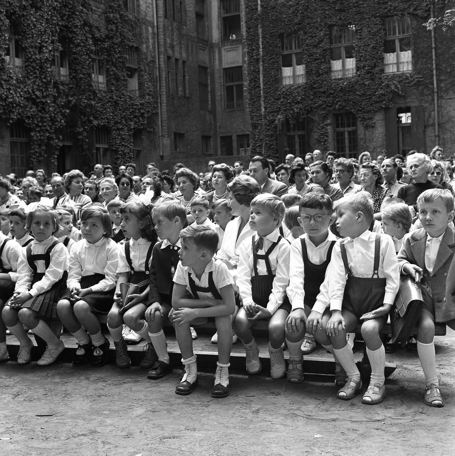 Magyarország, Budapest V., Papnövelde (Eötvös Loránd) utca 4-6. ELTE Apáczai Csere János Gyakorló Általános Iskola és Gimnázium, tanévnyitó ünnepség. 1960.