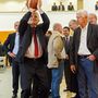Szalay Ferenc, a Magyar Kosárlabdázók Szövetségének elnöke kosárlabdával a kezében