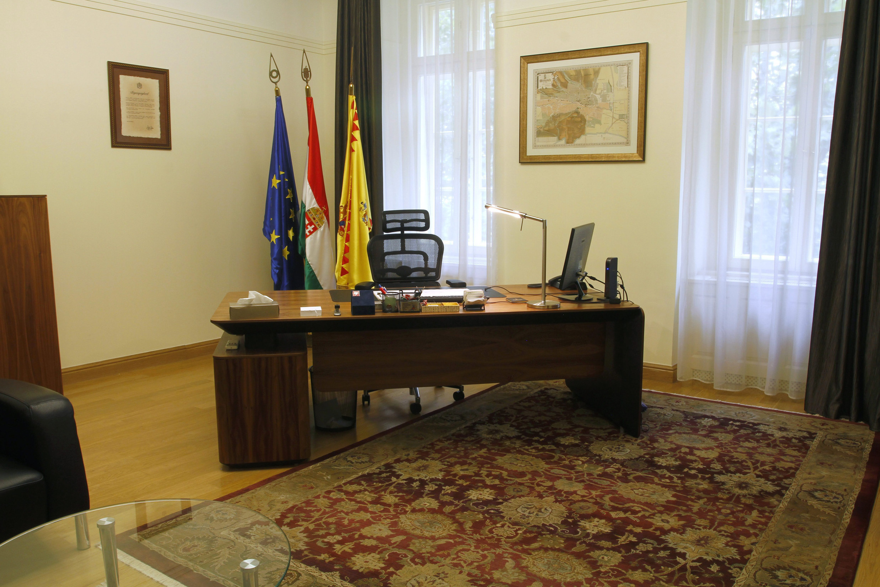 Szűcs György polgármester dolgozószobája a Tolna megyei Aparhanton. A településen nem indul polgármesterjelölt a 2014. október 10-i választáson.