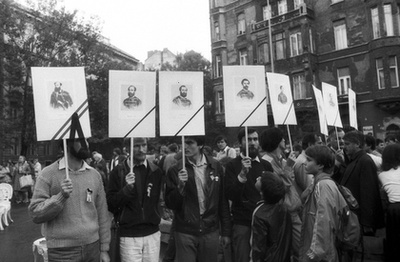 Demonstráció a Batthyány téren; bal oldalon néhány Fidesz-alapító, Deutsch Tamás, Hegedűs István, Rockenbauer Zoltán látható.