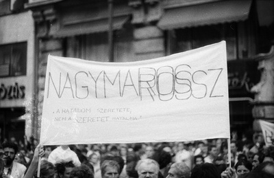 Demonstráció a Batthyány téren; bal oldalon néhány Fidesz-alapító, Deutsch Tamás, Hegedűs István, Rockenbauer Zoltán látható.