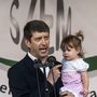 Árok Kornél a Szövetségben Együtt Magyarországért Párt elnöke beszél karján kislányával pártja évadnyitó politikai rendezvényén a budapesti Clark Ádám téren 2012. augusztus 26-án.