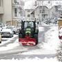 Munkagép takarítja a havat Győrben.