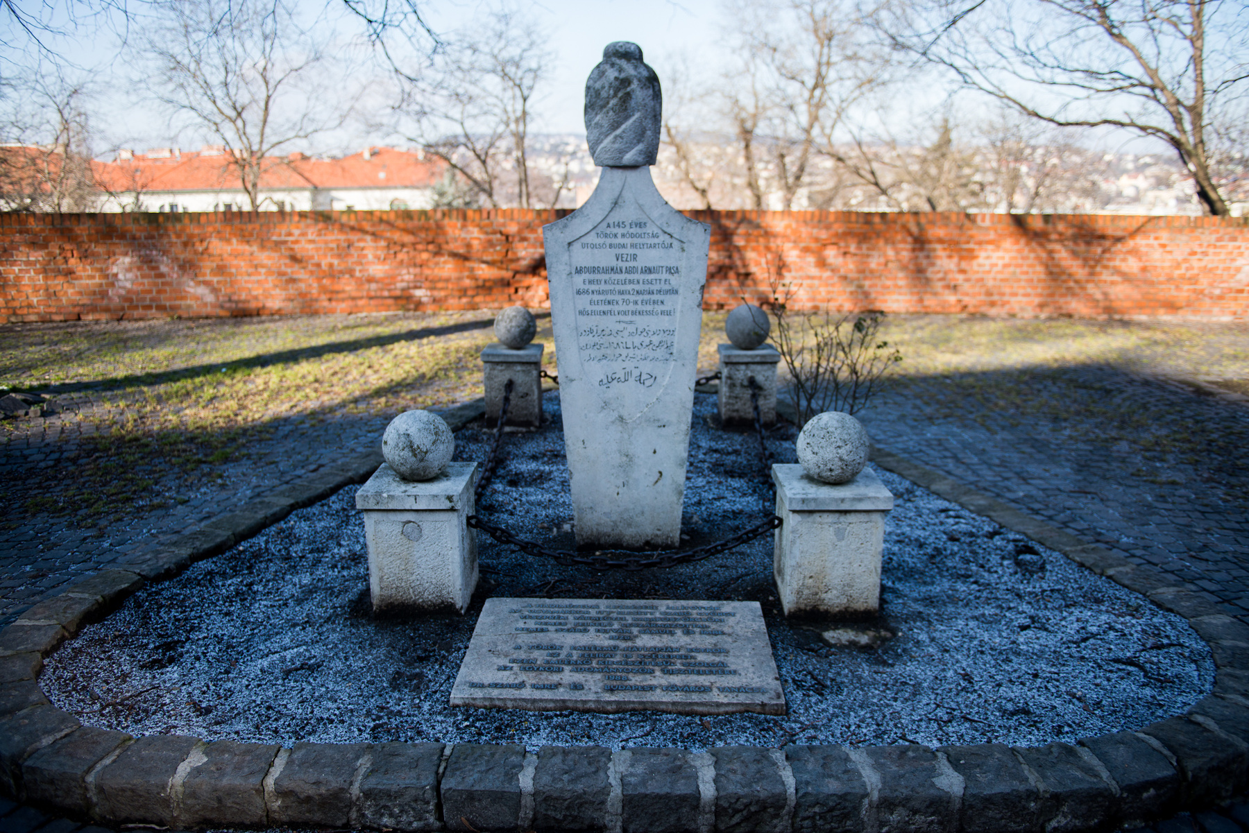 A mostani tízemeletes ház helyén volt a zsidó temető, ami egészen a 18. századig használatban volt. Ide temették Werbőczy Istvánt is, mivel éppen járvány volt, és a városfalon belül nem lehetett temetkezni. 