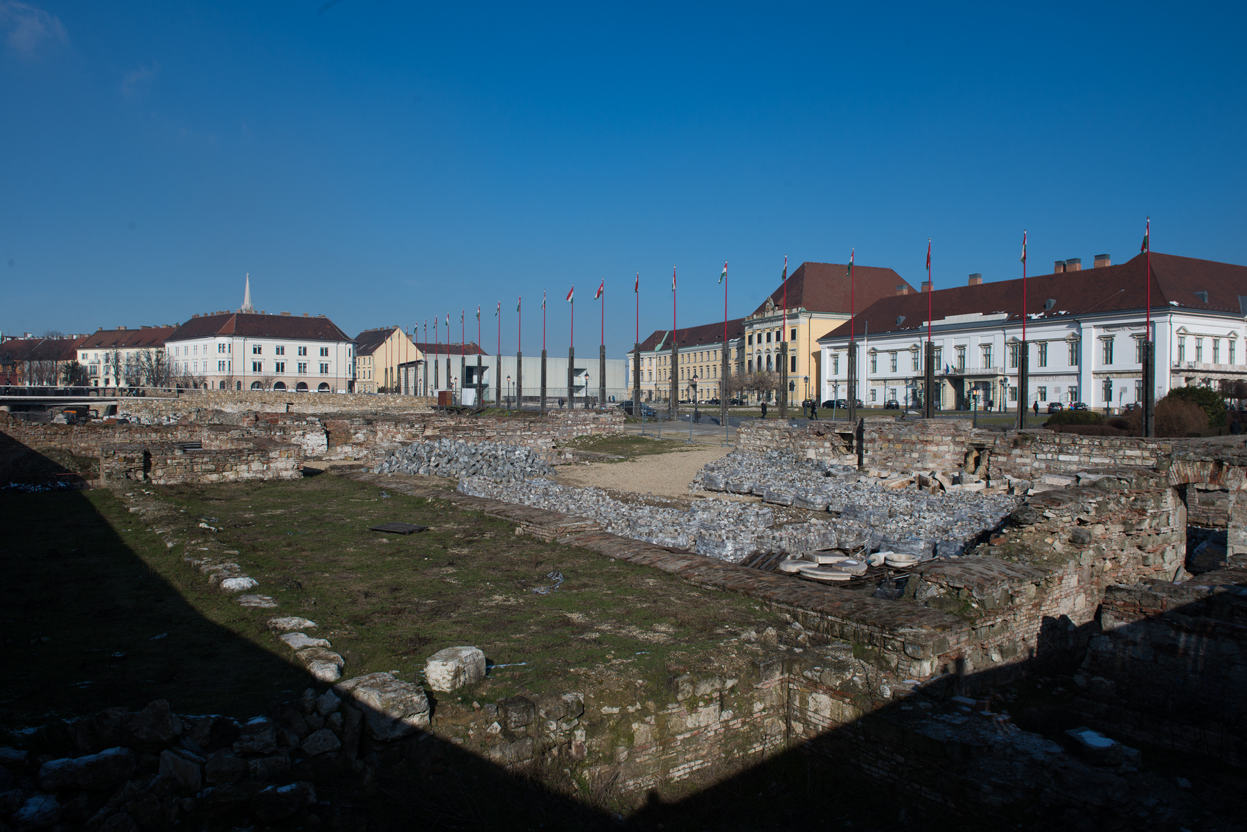 A mostani tízemeletes ház helyén volt a zsidó temető, ami egészen a 18. századig használatban volt. Ide temették Werbőczy Istvánt is, mivel éppen járvány volt, és a városfalon belül nem lehetett temetkezni. 