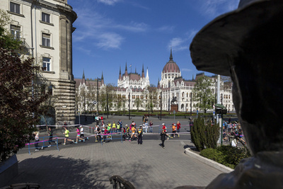 A Vivicittá keretében a budapesti verseny után egy héttel Nyíregyházán és Pécsen is 2,8 kilométeres futást rendeznek a belvárosokban.