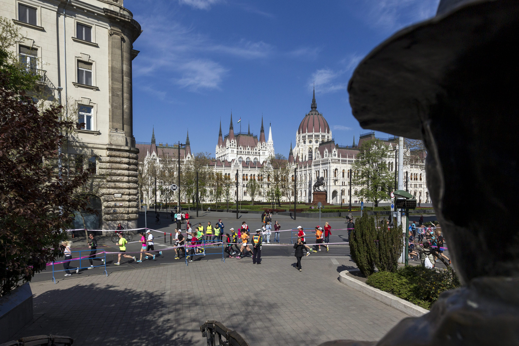 A Vivicittá keretében a budapesti verseny után egy héttel Nyíregyházán és Pécsen is 2,8 kilométeres futást rendeznek a belvárosokban.