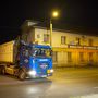 Veszélyes vegyi anyagokat szállító konténeres teherautó gördül ki a Budapesti Vegyiművek Illatos úti telephelyéről a IX. kerületben 2015. április 30-án. A Fővárosi Kormányhivatal munkatársai és környezetvédelmi szakemberek jelenlétében megkezdték a telepről a veszélyes vegyi anyagok elszállítását. Először a legveszélyesebbnek számító sérült tartályban lévő kikristályosodott mérgező anyagokat viszik el.