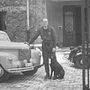 Lars Berg kutyájával. Minden jótett elnyeri méltó büntetését: a bátor zsidómentő kutyáját nem sokkal később az orosz katonák brahiból lelőtték. Raoul Wallenberg sorsáról ne is beszéljünk... 