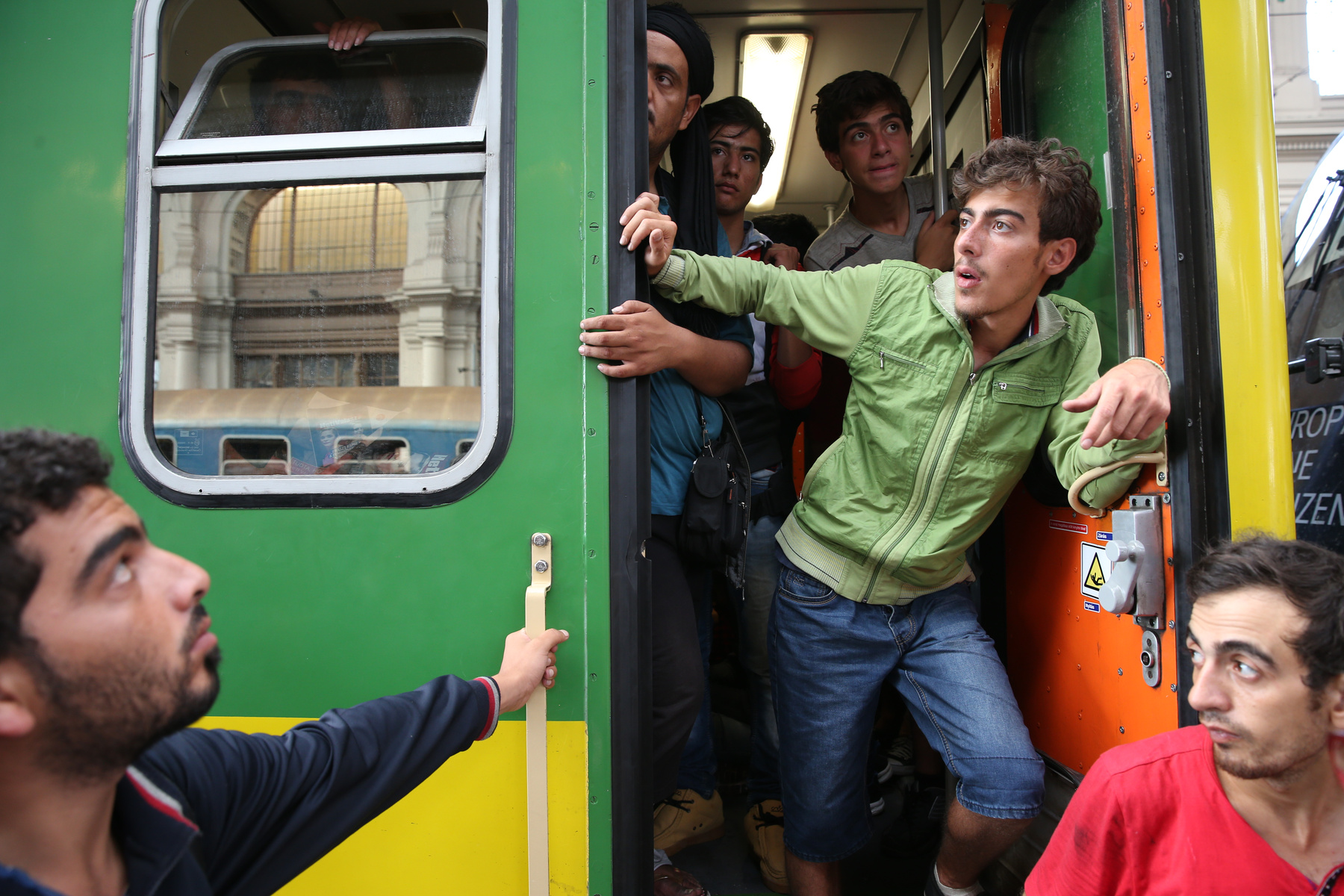 A MÁV bejelentette, hogy Budapestről nem indítanak vonatokat Nyugat-Európába, a menekültek ennek ellenére nem mozdulnak.