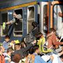 Csütörtök reggelre elmentek a rohamrendőrök a pályaudvarról, a menekültek pedig megrohamoztak egy vonatot.