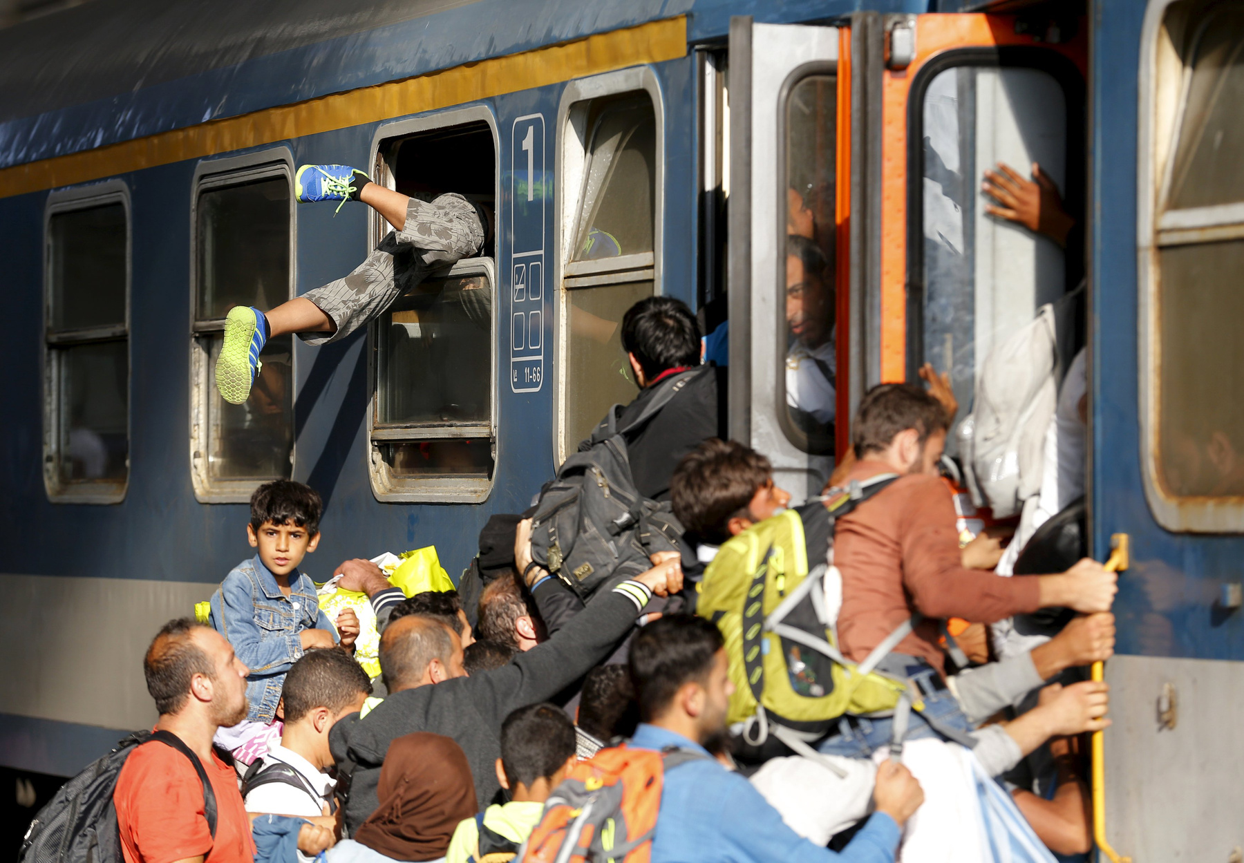 A MÁV bejelentette, hogy Budapestről nem indítanak vonatokat Nyugat-Európába, a menekültek ennek ellenére nem mozdulnak.