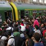 A vonatról előbb leszállítottak mindenkit, aztán mégis felengedték az embereket, de senki nem mondta el a menekülteknek, hová viszik őket.