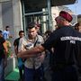 Egy kiabáló magyar férfit elvezettek a rendőrök a pályaudvartól