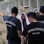 Croatia, Croatia! igazítják útba a rendőrök az újonnan érkező menekülteket, akik nem értik, miért nem mehetnek tovább.