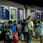 A vasútállomáson különösebb rendőri jelenlét nem volt, de két járőr kérdésünkre azt mondta: a vonatút horvát szakaszán biztos, hogy nem lesz ellenőrzés, ők úgy tudják, akinek van érvényes jegye, gond nélkül átjuthat Szlovéniába. A menekültek közül is sokan kérdezték erről őket, vigyorogva távoztak a válaszok hallatán. Mindenki gond nélkül felszállhatott a vonatra.