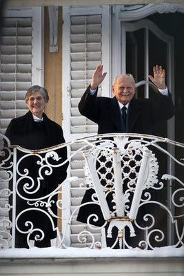 Házának teraszáról integet, miután szerenádot adtak a 90. születésnapja alkalmából a Vérhalom téren. Mellette áll felesége Göncz Árpádné, Zsuzsa asszony.
