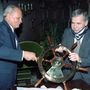 Göncz Árpád egy hajókormányt ajándékoz Horn Gyula születésnapjára 1994-ben. Horn ebben az évben lett miniszterelnök.