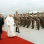 A Budapestre érkező II. János Pál pápát fogadja a repülőtéren. Ez volt az utolsó alkalom, amikor pápa látogatott Magyarországra. 