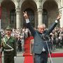 Köztársasági elnökként a győzelem jelével köszönti Göncz Árpád a Kossuth téren összegyűlt tömeget 1990 augusztusában.