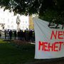 Körülbelül húszan tiltakoznak Szegeden a Széchenyi téren.
