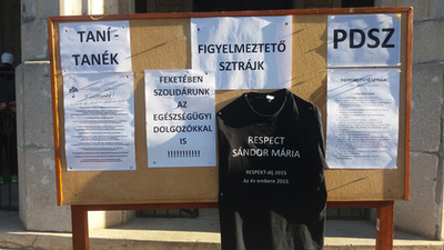 Balatonfüreden a Városi Rendelőintézet előtt fekete ruhában tiltakozott Dr. Baranyai Dávid Árpád háziorvos.