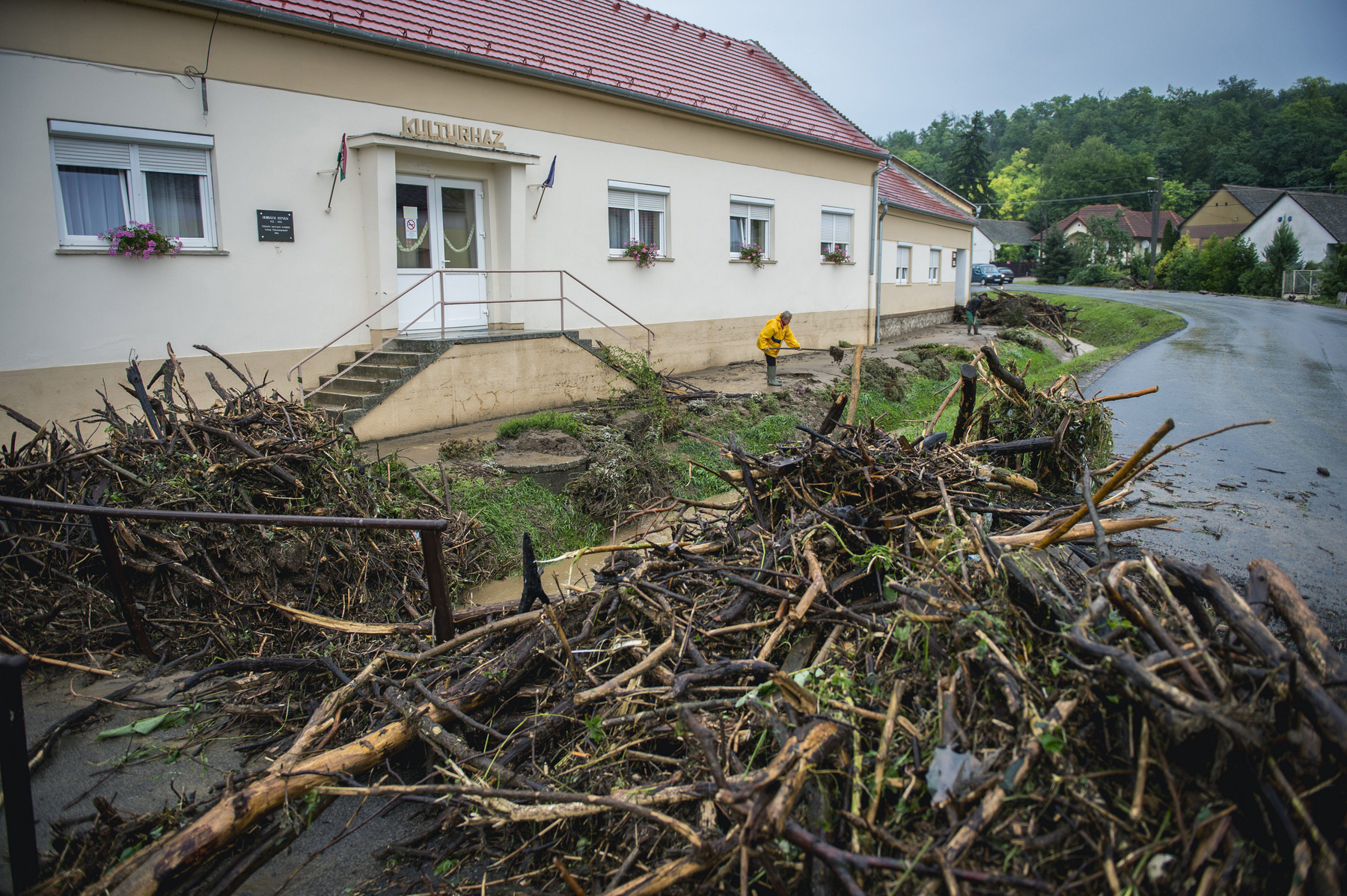 Takarítják a hírtelen lezúduló nagy mennyiségű eső hordalékát a Baranya megyei Szebényen